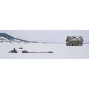 Abandoned House in Snowcapped Fremont County, Idaho, USA Premium 