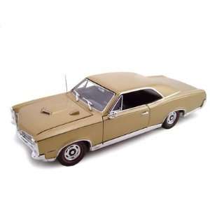  1967 Pontiac GTO HT Gold 1/24 Diecast Model Car Toys 