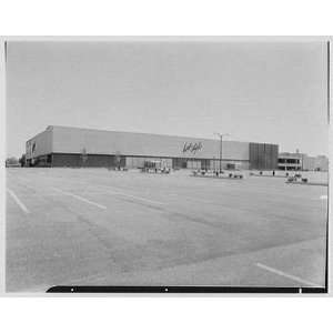 Photo Lord and Taylor, business in Garden City, Long Island. Rear of 