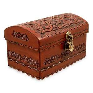  Cedar and leather chest, Colonial Clover