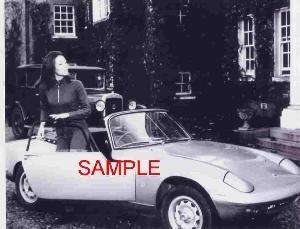 THE AVENGERS DIANA RIGG PHOTO GETTING OUT OF HER CAR  
