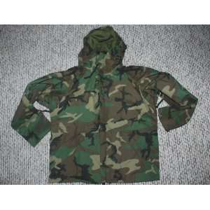   GORE TEX COLD WEATHER WOODLAND CAMOUFLAGE PARKA   SIZE  LARGE SHORT