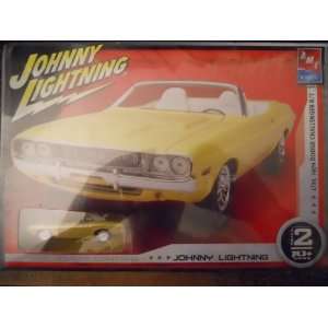    Johnny Lightning 1/25 1970 Dodge Challenger R/T Model Toys & Games